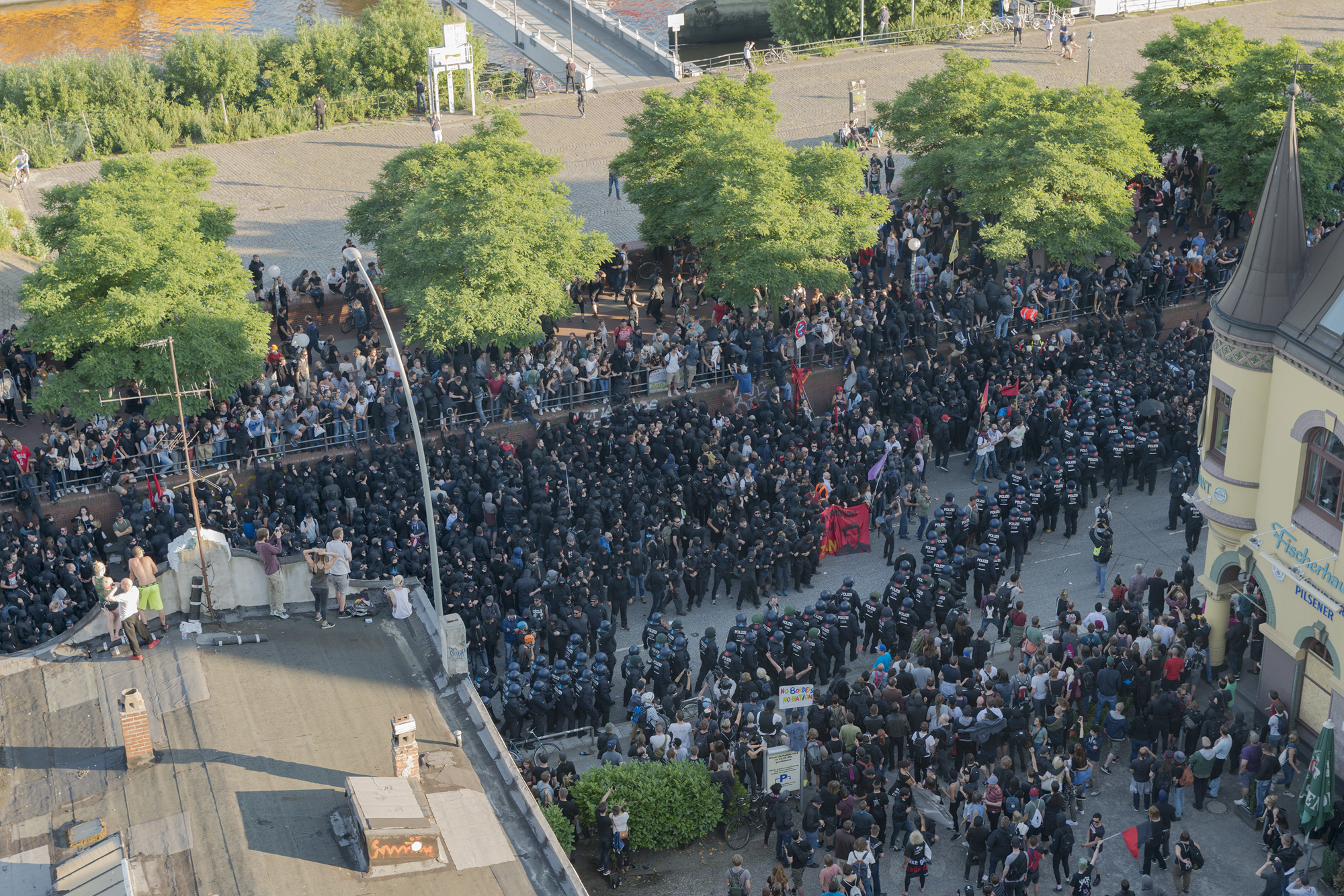 Welcome to Hell: Polizei zerschlägt bis dahin friedliche Demo  