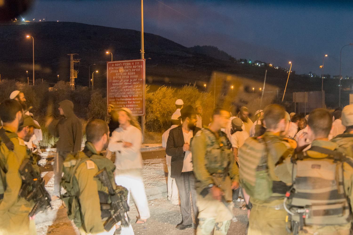 Radikale Siedler blockieren unterstützt von Armee den Weg nach Nablus